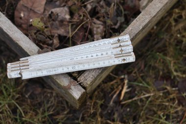 Eski kullanılmış ahşap marangozluk ölçüm aracı