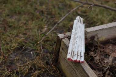 Eski kullanılmış ahşap marangozluk ölçüm aracı