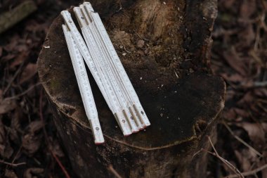 Eski kullanılmış ahşap marangozluk ölçüm aracı