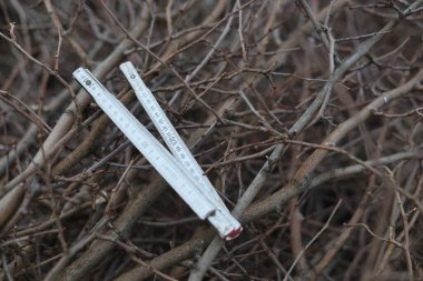 Eski kullanılmış ahşap marangozluk ölçüm aracı