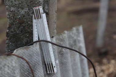 Eski kullanılmış ahşap marangozluk ölçüm aracı