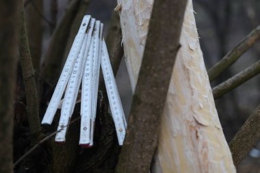 Eski kullanılmış ahşap marangozluk ölçüm aracı