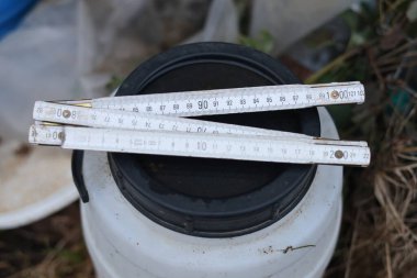 Eski kullanılmış ahşap marangozluk ölçüm aracı