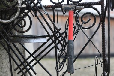 Küçük çekiç kullanılmış ev işi aracı