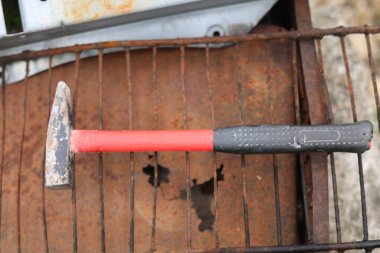 Küçük çekiç kullanılmış ev işi aracı