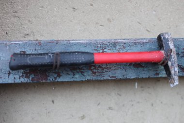 Küçük çekiç kullanılmış ev işi aracı