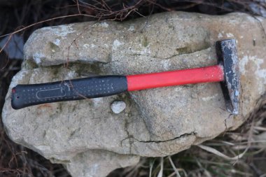 Küçük çekiç kullanılmış ev işi aracı