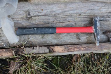 Küçük çekiç kullanılmış ev işi aracı