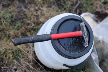 Küçük çekiç kullanılmış ev işi aracı