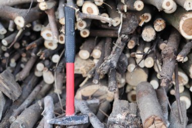 Küçük çekiç kullanılmış ev işi aracı