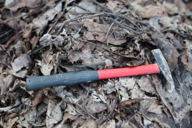 Küçük çekiç kullanılmış ev işi aracı