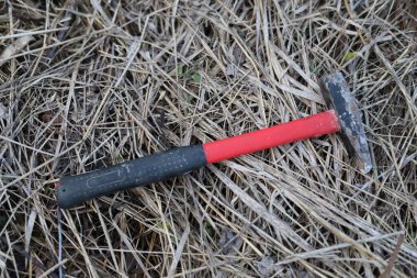 Küçük çekiç kullanılmış ev işi aracı