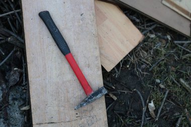 Küçük çekiç kullanılmış ev işi aracı