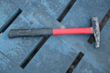 Küçük çekiç kullanılmış ev işi aracı