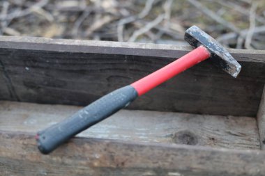 Küçük çekiç kullanılmış ev işi aracı