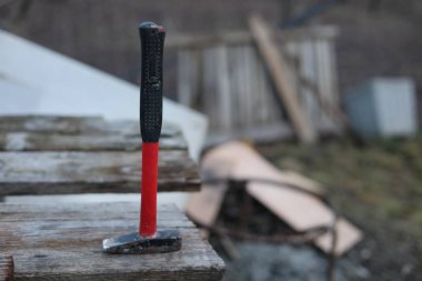 Küçük çekiç kullanılmış ev işi aracı