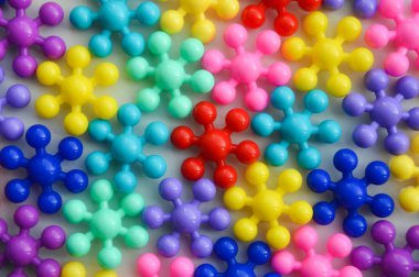 Tasarım için arka plan. Bir çocuk oyuncağının parlak detayları. Yapıcının ögeleri.