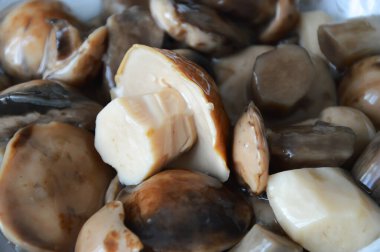 Tabakta lezzetli mantar turşusu. Lezzetli yemek. Tasarım için arkaplan.