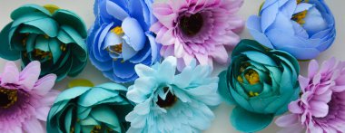 Güzel yapay çiçekler. Bahar tatilinde dekorasyon için nazik bir arka plan. Dekoratif buket.