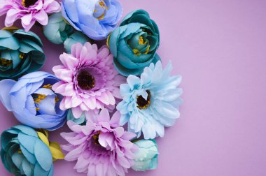 Güzel yapay çiçekler. Bahar tatilinde dekorasyon için nazik bir arka plan. Dekoratif buket.