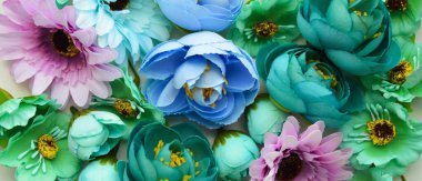 Güzel yapay çiçekler. Bahar tatilinde dekorasyon için nazik bir arka plan. Dekoratif buket.