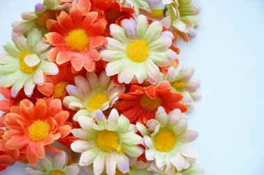 Yapay çiçekler, bir buket papatya. Tasarım için arkaplan.