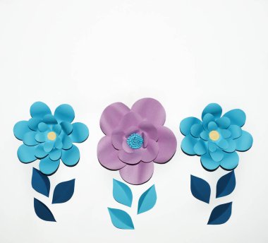 Kağıt çiçekler. İç dekorasyon. İç taraftaki duvar süslemesi. Kağıt dekor. İç kısımda çiçekler var. Büyük çiçeklerle süslenmiş. Tatil için dekorasyon arkaplanı.