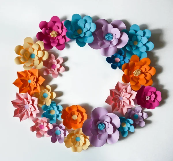 Kağıt çiçekler. İç dekorasyon. İç taraftaki duvar süslemesi. Kağıt dekor. İç kısımda çiçekler var. Büyük çiçeklerle süslenmiş. Tatil için dekorasyon arkaplanı.