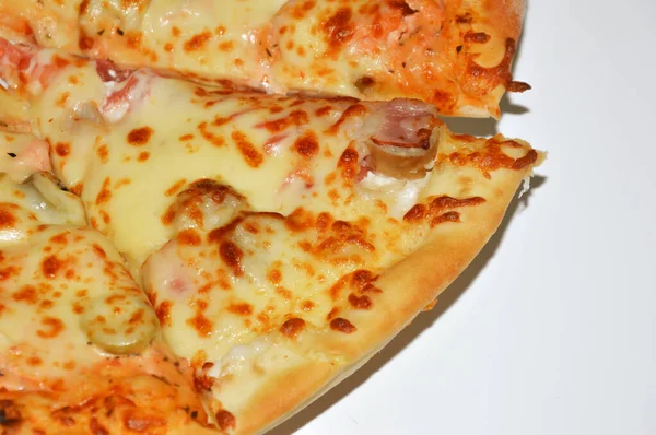 Пицца Колбасой Помидорами Сыром Сочная Горячая Еда — стоковое фото