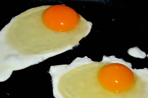 Uova Fritte Sono Fritte Una Padella Friggere Uovo Pollo Con — Foto Stock