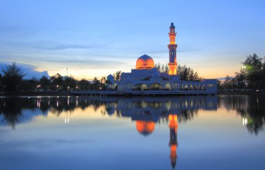 kuala ibai terengganu Malezya twilight saat sırasında camide