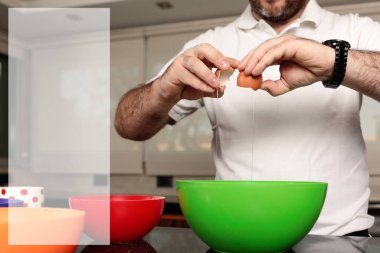 Yemek tarifi için yer kopyala ve yumurta kıran Kafkas bir kaseye yemek pişirmek için yumurta kır. Turtanın yapılışını gösteren birden fazla resim serisi. Dizinin bir parçası.