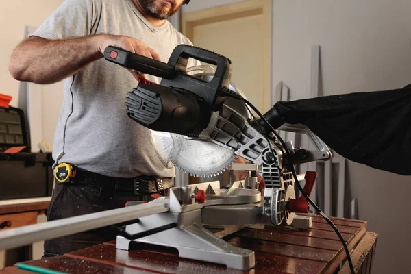 Hombre Usando Una Sierra Inglete Para Cortar Perfiles Aluminio Para — Foto de Stock