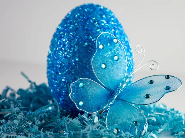 Large Blue Beaded Easter Egg Bed Blue Paper Shreds Blue — Stock Photo, Image
