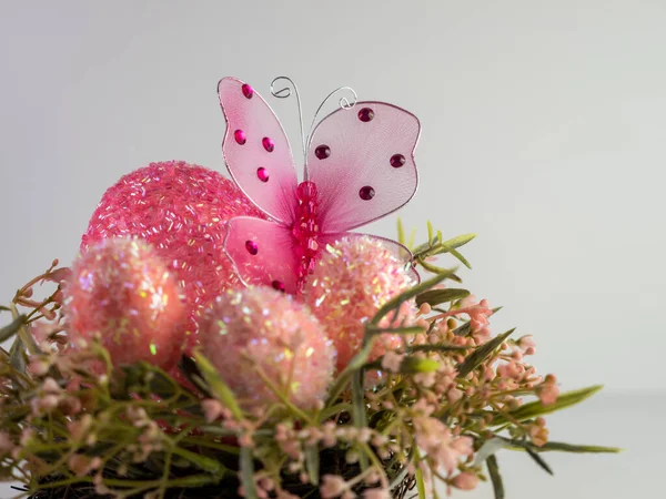 Розовые Пасхальные Яйца Розовым Зеленым Венком Розовой Бабочкой Розовыми Драгоценными — стоковое фото