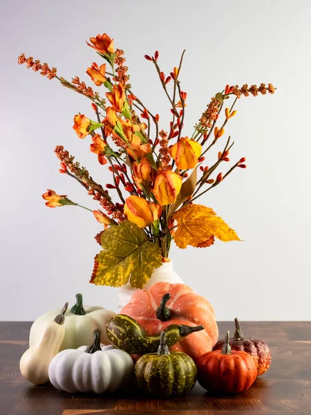 Orange Herbstblumen Einer Vase Mit Kleinen Orangefarbenen Grünen Und Weißen — Stockfoto