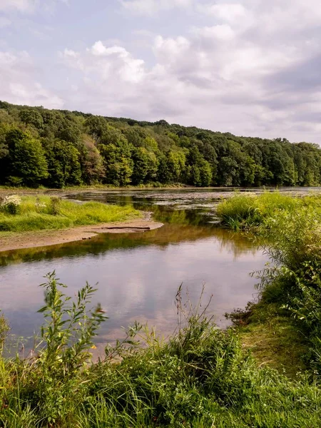 Yaz sonlarında Batı Pennsylvania 'da Two Mile Run State Park' ta gökyüzü sulara ve ağaçlara yansıyor. Manzaralı doğa manzarası.