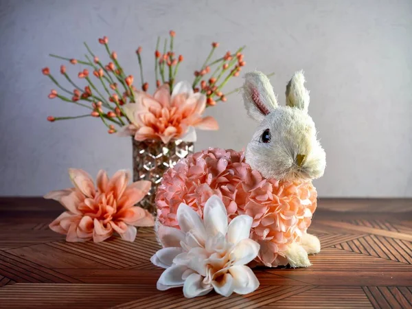 Пасхальный Кролик Покрытый Лепестками Персиковых Цветов Ушами Воздухе Сидит Деревянном — стоковое фото