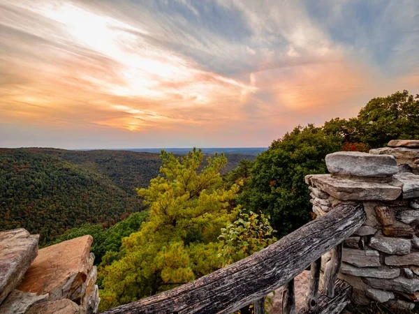 Cooper 'lar Batı Virginia' da Rock State Ormanı Sunset 'te Sonbahar' da gökyüzü turuncu ve maviyle, dağlar ve ağaçlarla dolu. Güzel manzaralı doğa.