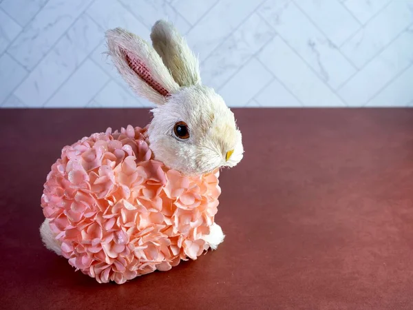 Easter Bunny Decor Sitting Terra Cotta Surface Covered Peach Flowers — Stock Photo, Image
