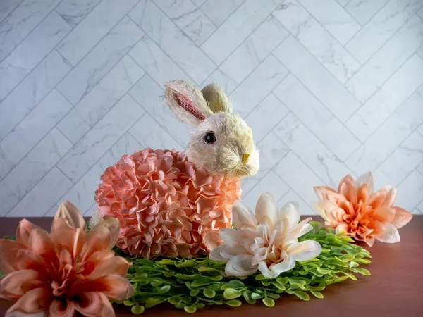 Easter Bunny Decor Sitting Green Leaves Surrounded Peach Artificial Dahlia — Stock Photo, Image