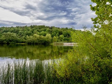 Keystone Gölü Keystone Eyalet Parkı Batı Moreland İlçesi 'nde yazın Laurel Highlands Pennsylvania' da. Su, ağaçlar ve mavi gökyüzü mükemmel bir manzara yaratıyor..