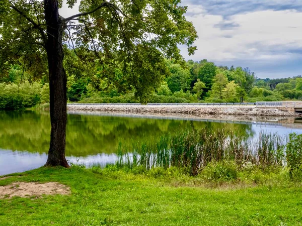 Keystone Gölü Keystone Eyalet Parkı Batı Moreland İlçesi 'nde yazın Laurel Highlands Pennsylvania' da. Su, ağaçlar ve mavi gökyüzü mükemmel bir manzara yaratıyor..