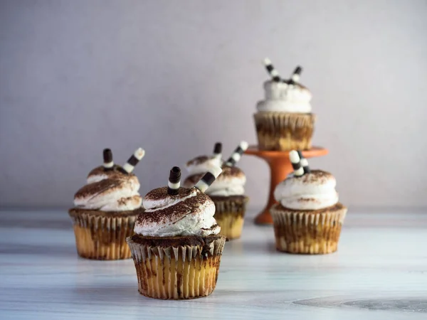 Tiramisu Cupcake Navršený Vysoko Bílou Šlehačkou Potaženou Espresso Prášku Čokoládovými — Stock fotografie