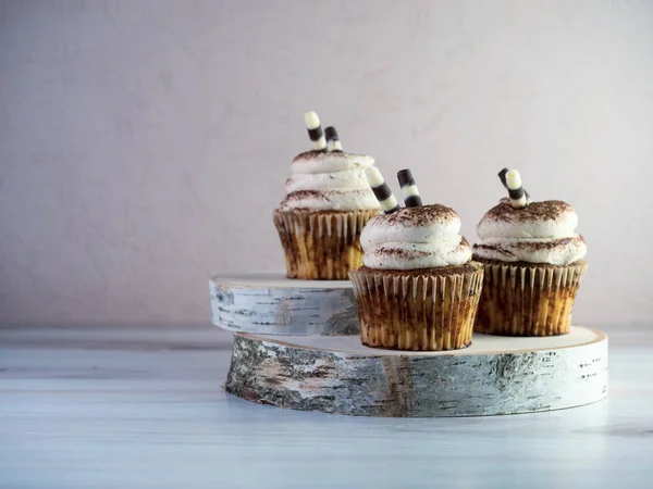 Tiramisu keki, kremayla kaplanmış, üzerine espresso tozu dökülmüş çikolata çubukları dökülmüş, kahve aromalı tatlı, iyi pişmiş..