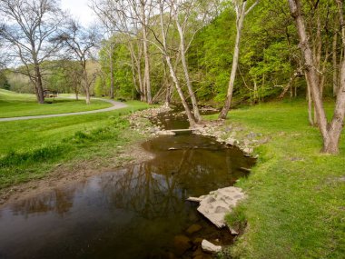 Pensilvanya 'nın güneybatısındaki Mingo Creek İlçe Parkı' nda bahar manzarası manzarası. Manzaralı parkın içinden akan bir dere var..