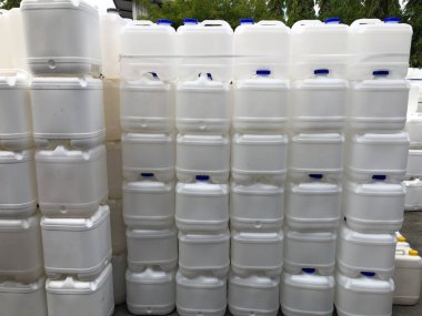 Beyaz plastik galon deposu, 20-25 litre, sıvı kimya, su, şurup, kozmetik veya gıda için endüstride kullanılan malzeme. Endüstriyel atıklar, geri dönüşüm tesisleri.