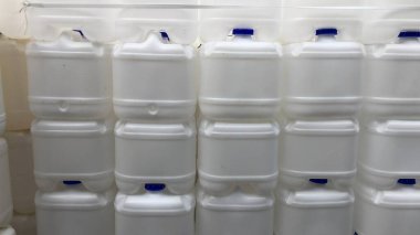 Beyaz plastik galon deposu, 20-25 litre, sıvı kimya, su, şurup, kozmetik veya gıda için endüstride kullanılan malzeme. Endüstriyel atıklar, geri dönüşüm tesisleri.
