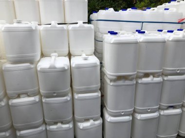 Beyaz plastik galon deposu, 20-25 litre, sıvı kimya, su, şurup, kozmetik veya gıda için endüstride kullanılan malzeme. Endüstriyel atıklar, geri dönüşüm tesisleri.