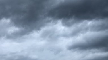 Güzel kara yağmur fırtınası bulutları ve gökyüzünde beyaz kabarık tüyler, dramatik gökyüzünde gök gürültüsü, mercek patlaması, iklim bulutu, seçici odaklanma. Tropikal yaz fırtınası..